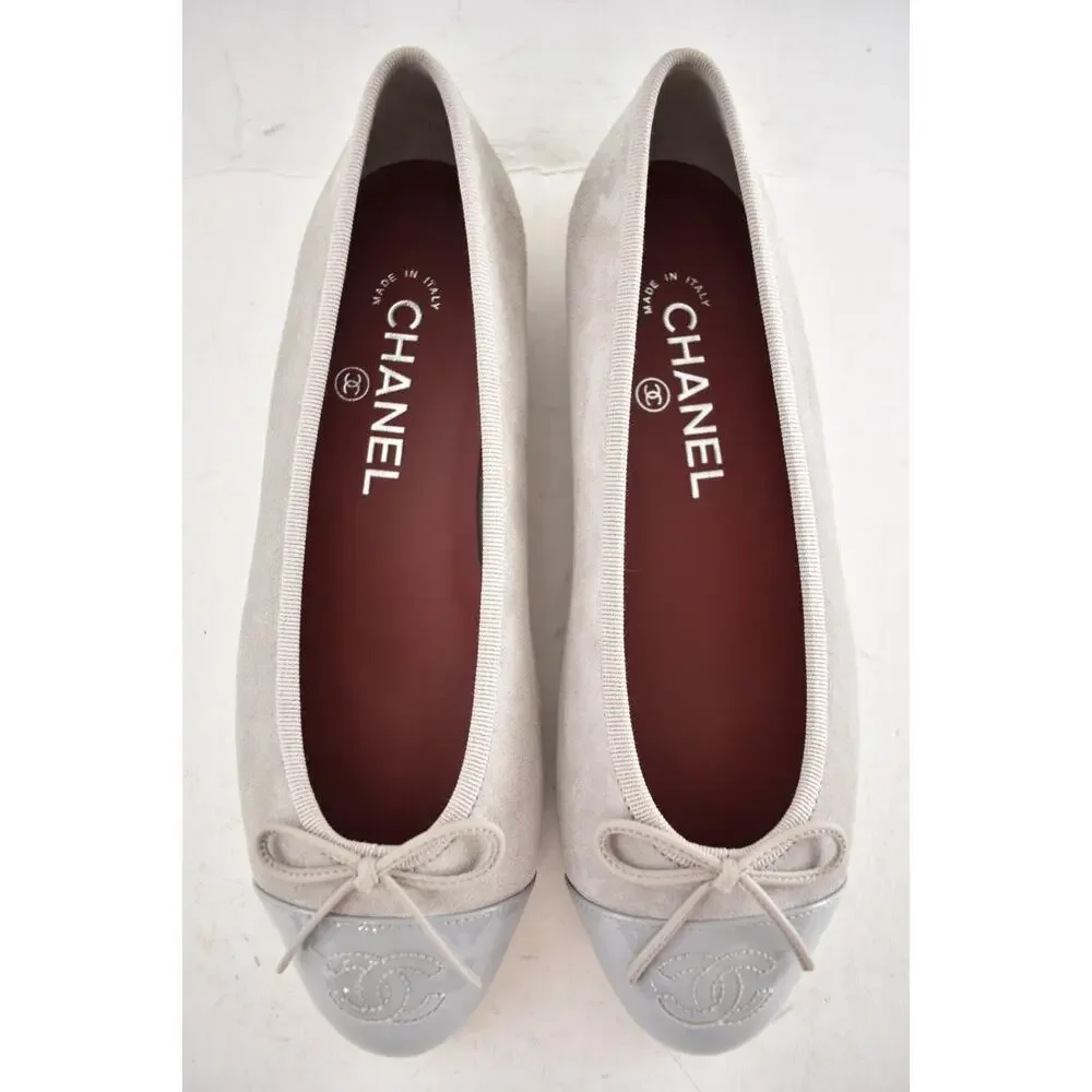 Chanel 26A Gray Suede Patent Leather CC Logo Bow Tie Ballet Ballerina Flat 38.5